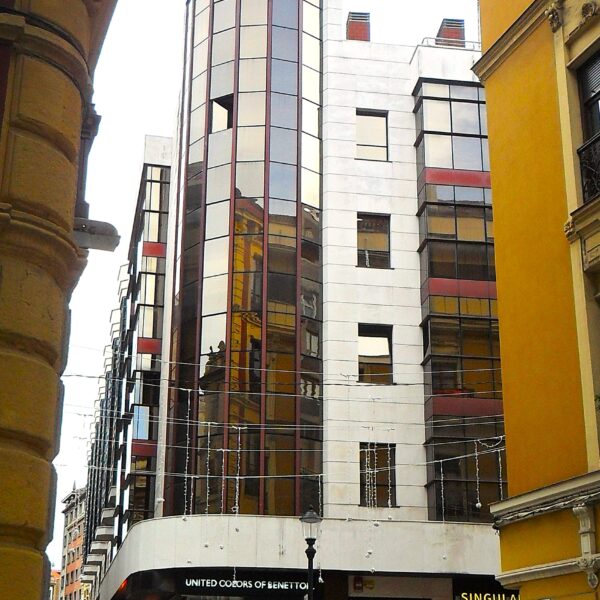 Edificio “El Cometa” de Viviendas y Locales