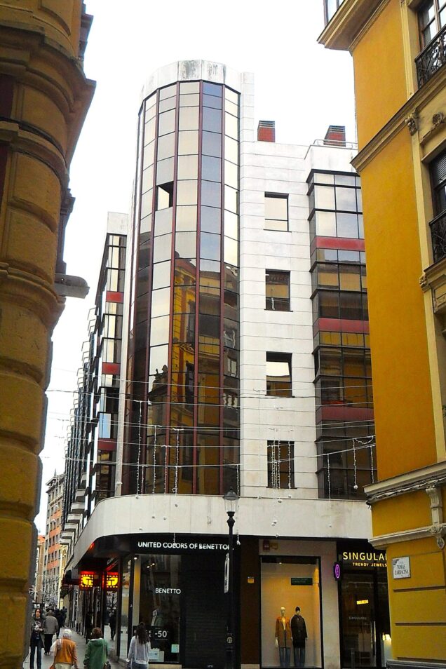 Edificio “El Cometa” de Viviendas y Locales