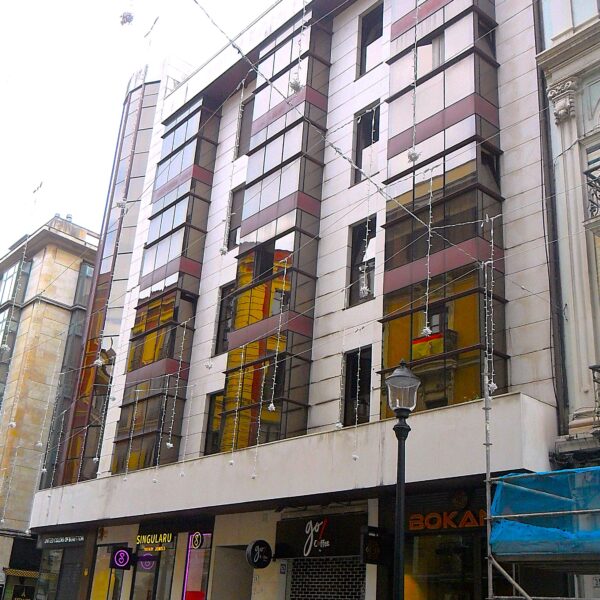 Edificio “El Cometa” de Viviendas y Locales