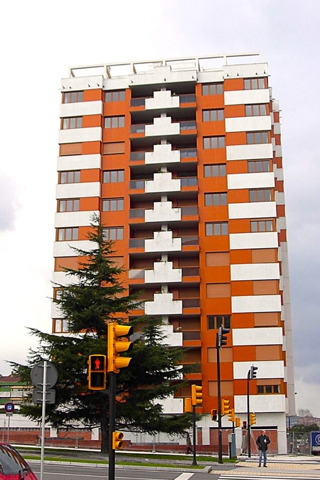 Edificios “Torres Jovellanos” de 96 viviendas, Locales y Garaje