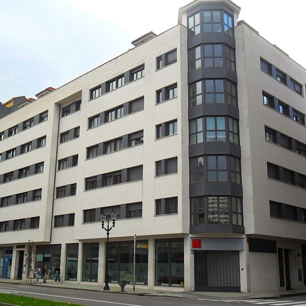 Edificio de 64 Viviendas, Locales y Garaje