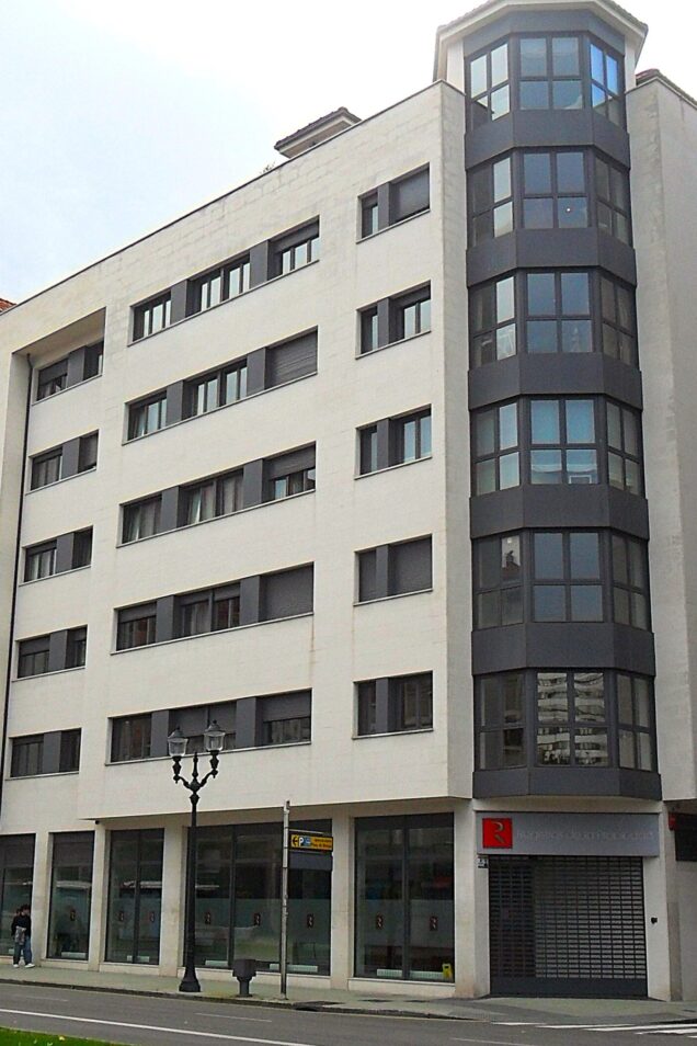 Edificio de 64 Viviendas, Locales y Garaje